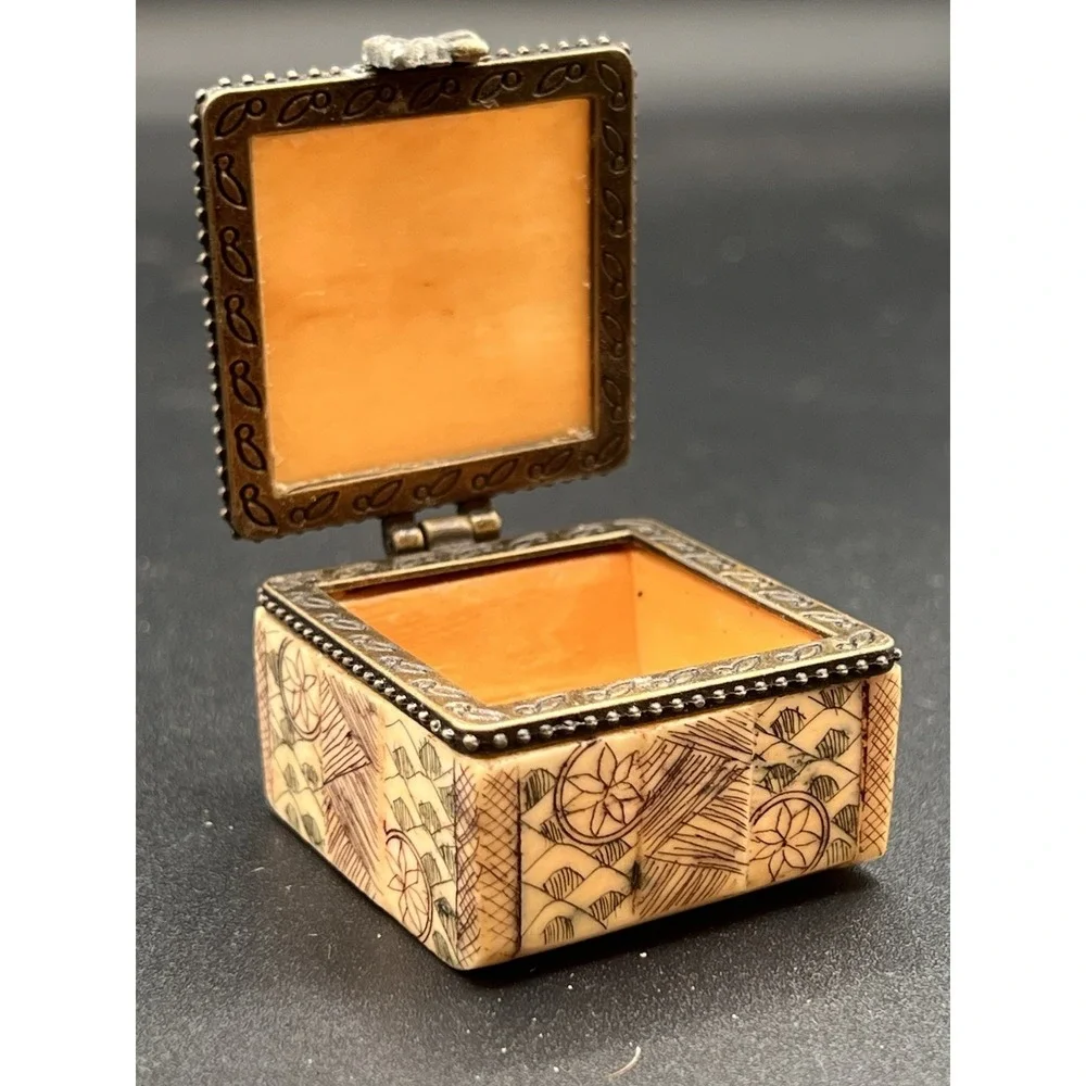 Vintage Handmade Trinket Box‎